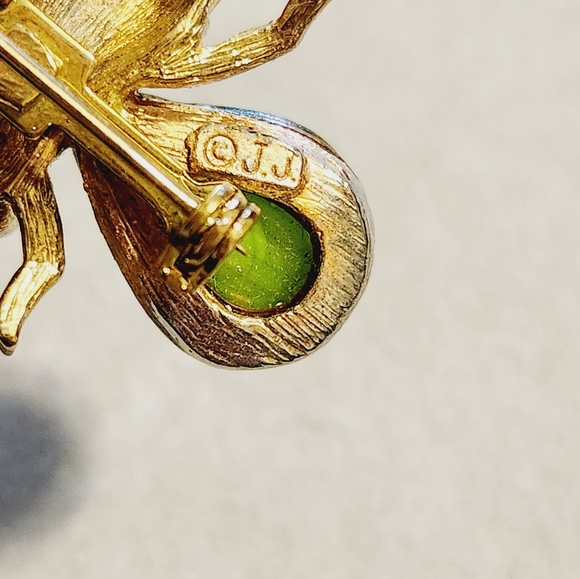 RARE Vintage Gold Tone J.J Jonette 3D Bee Insect Brooch Pin Green Art Glass Wing - Picture 6 of 7